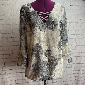 Roz & Ali size large cream colored paisley blouse